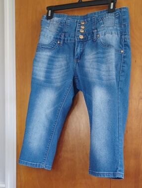 Tush Push Sz.9 High-Waist Button Front Denim Capris - R.10".L.16".W.30".